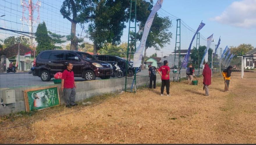 Kerjabhakti lingkungan Kalurahan dan Lapangan Persiapan HUT RI ke-80